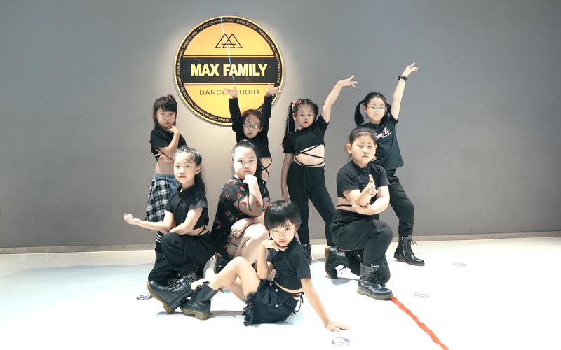 少儿英语培训机构为何办舞会？-第1张图片-厚德教育培训