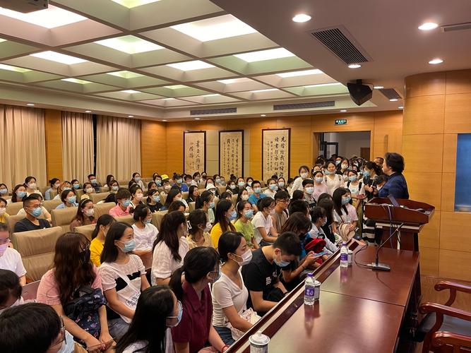 上海退休英语老师培训有何独特价值？-第1张图片-厚德教育培训