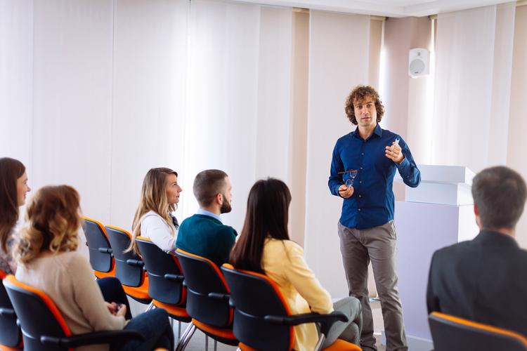 企业英语培训视频如何提升实战能力?-第1张图片-厚德教育培训 企业英语培训视频如何提升实战能力?-第1张图片-厚德教育培训