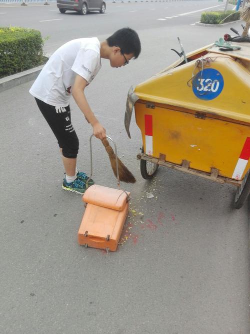 吐痰男与黑衣男，谁该为冲突负责？-第2张图片-厚德教育培训